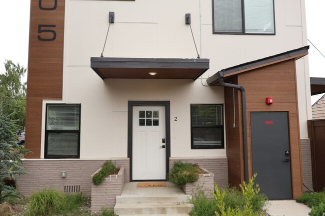 Building Photo - 204 E 35th St