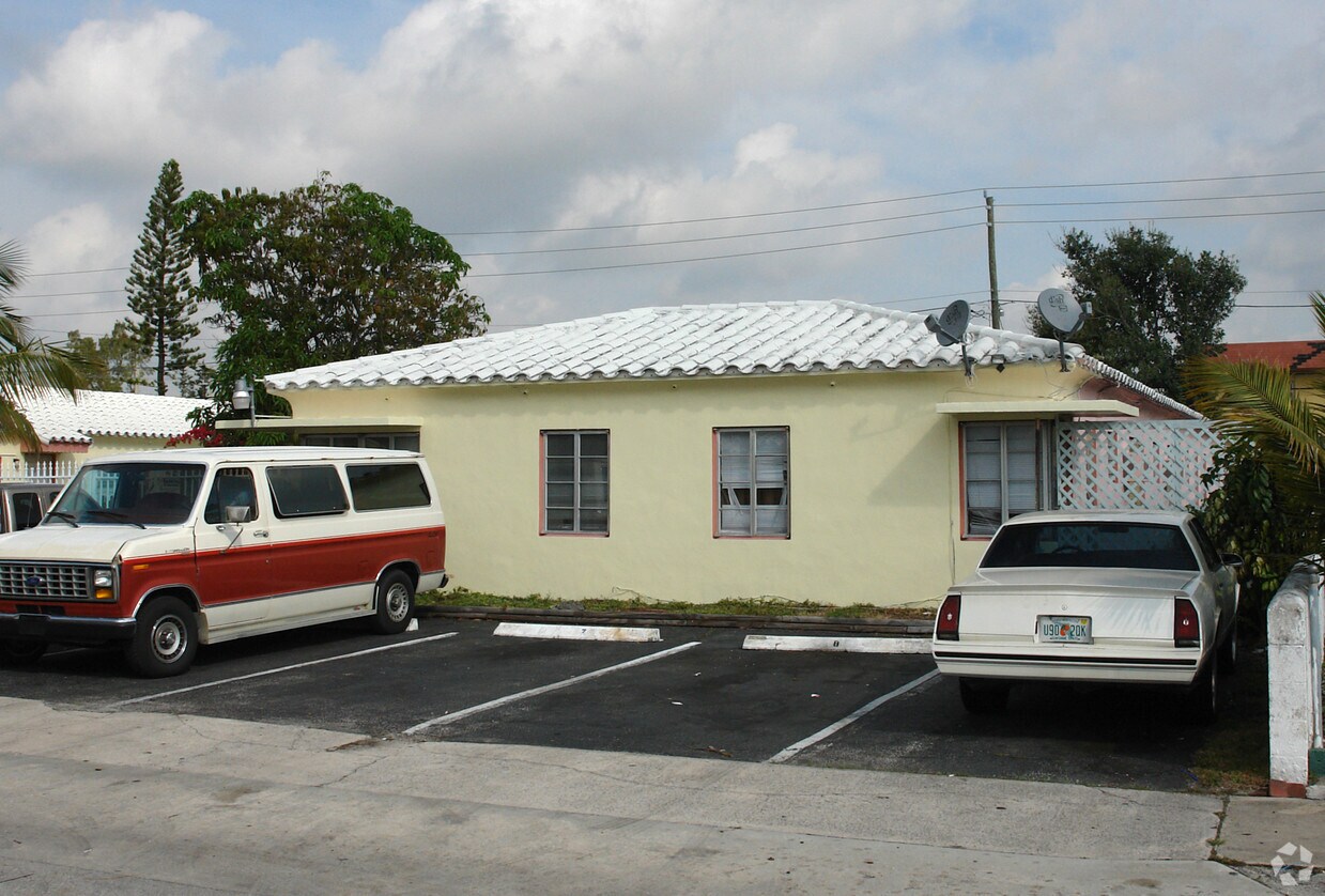 Primary Photo - 1833 Lincoln St