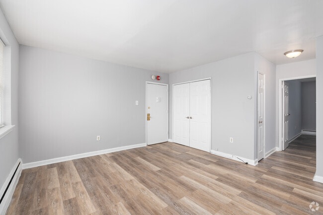 1BR, 1BA - 650SF - Living Room - Mt. Vernon Apartments