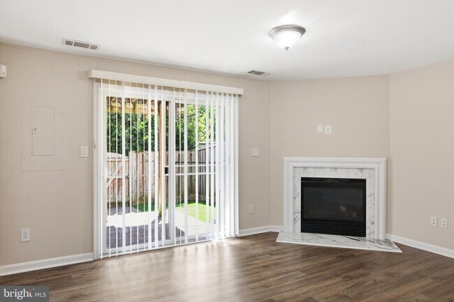 Foto del edificio - 5504 Sacramento Mews Pl
