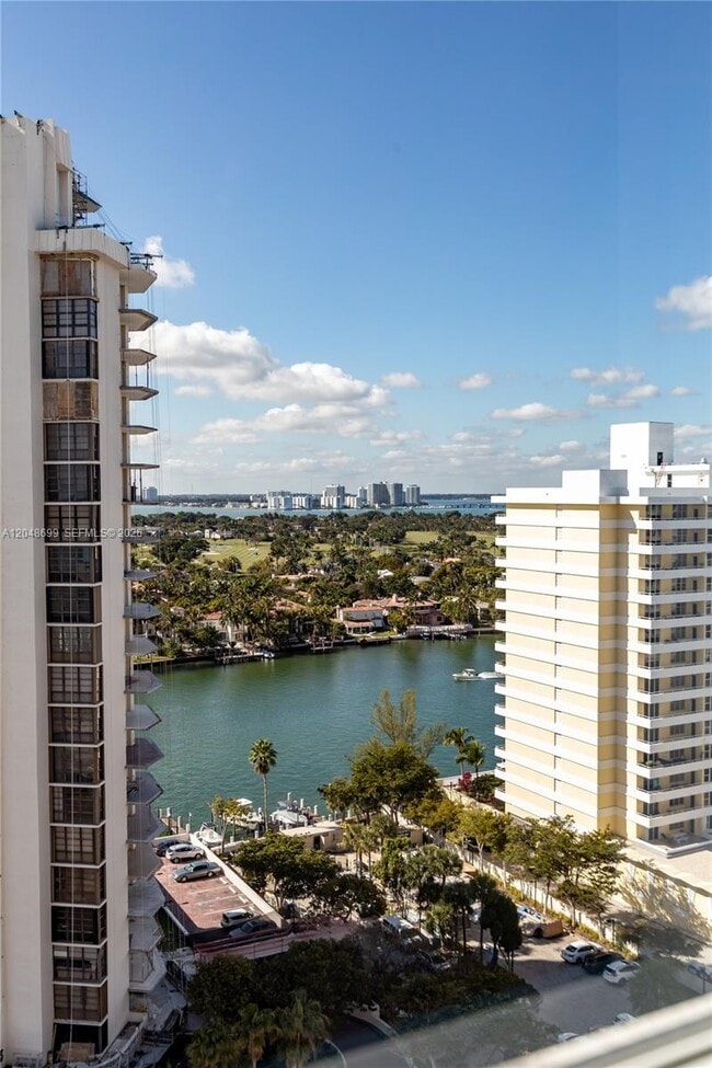 Foto del edificio - 5445 Collins Ave