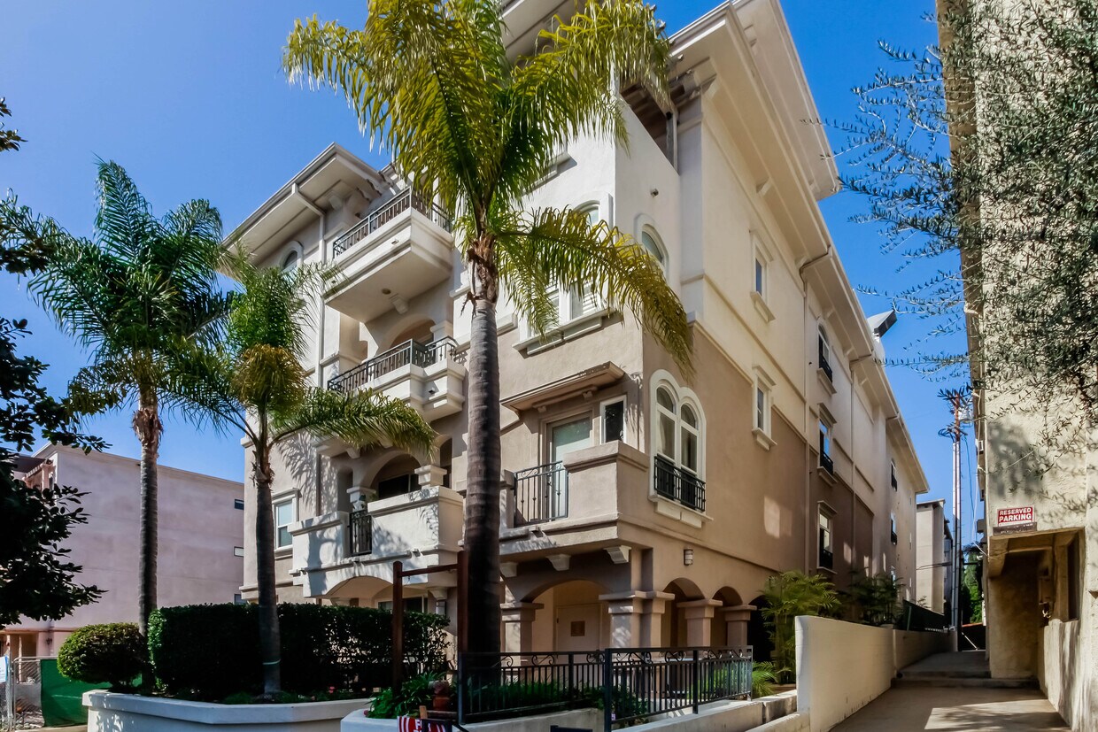 11737 Goshen Ave, Los Angeles, CA 90049 Condo for Rent in Los Angeles