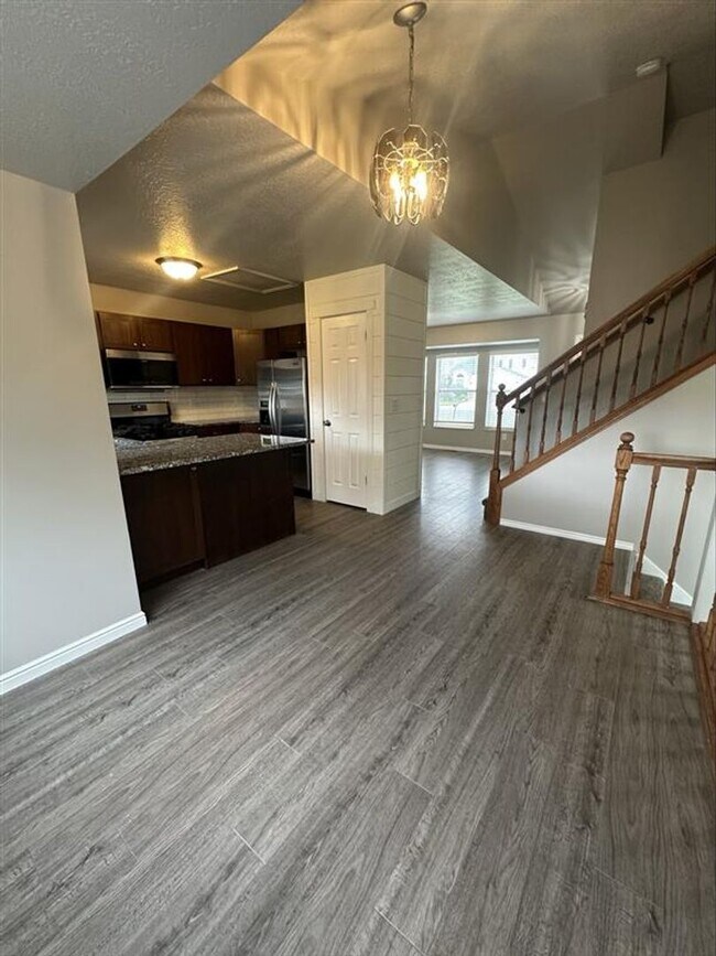 Foto del edificio - 2 Weeks Rent FREE! Spacious 3 Bed 2.5 Bath House for Rent in Layton!