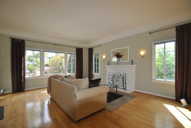 Building Photo - 2325 N Beachwood Dr