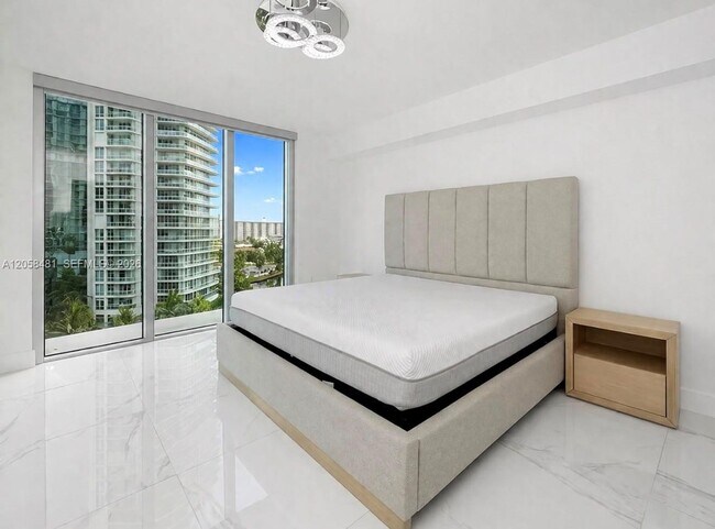 Foto del edificio - 300 Sunny Isles Blvd