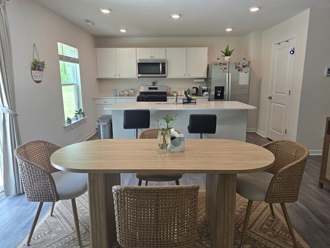 Building Photo - New Listing!!!