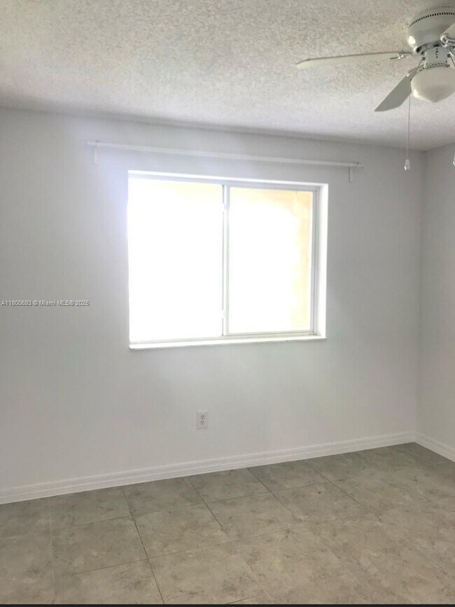 Foto del edificio - 460 S Park Rd
