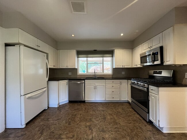 Building Photo - Beautiful 3-Bedroom Home with Remodeled Ki...