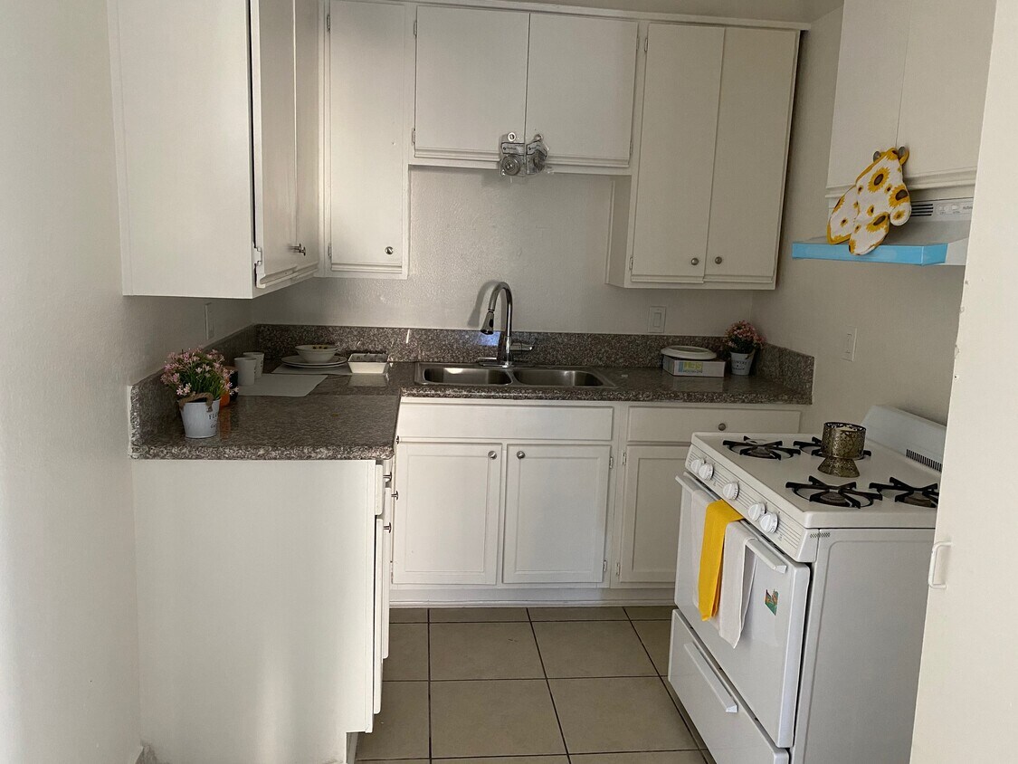 Foto principal - 7533 Vineland Ave