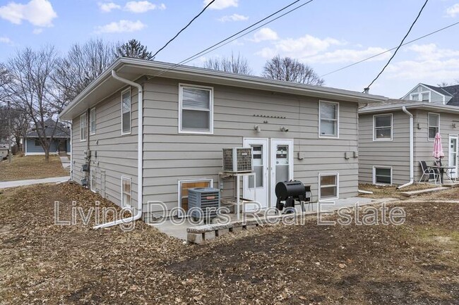 Building Photo - 348 S 5th St