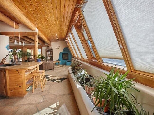 Foto del edificio - 2BR/2+BA Earthship w/views, hot tub in El ...