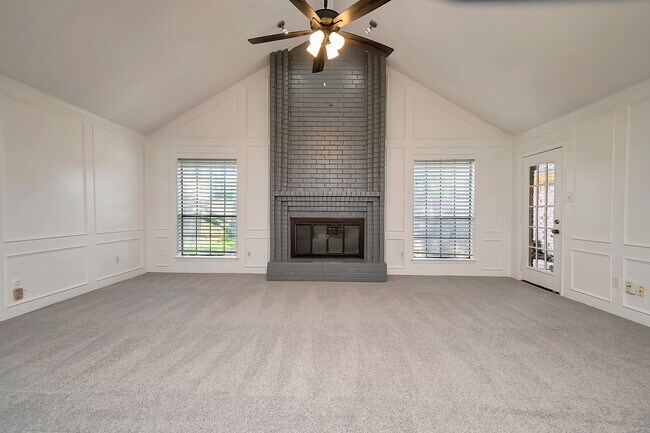 Building Photo - 2101 Oak Bluff Dr