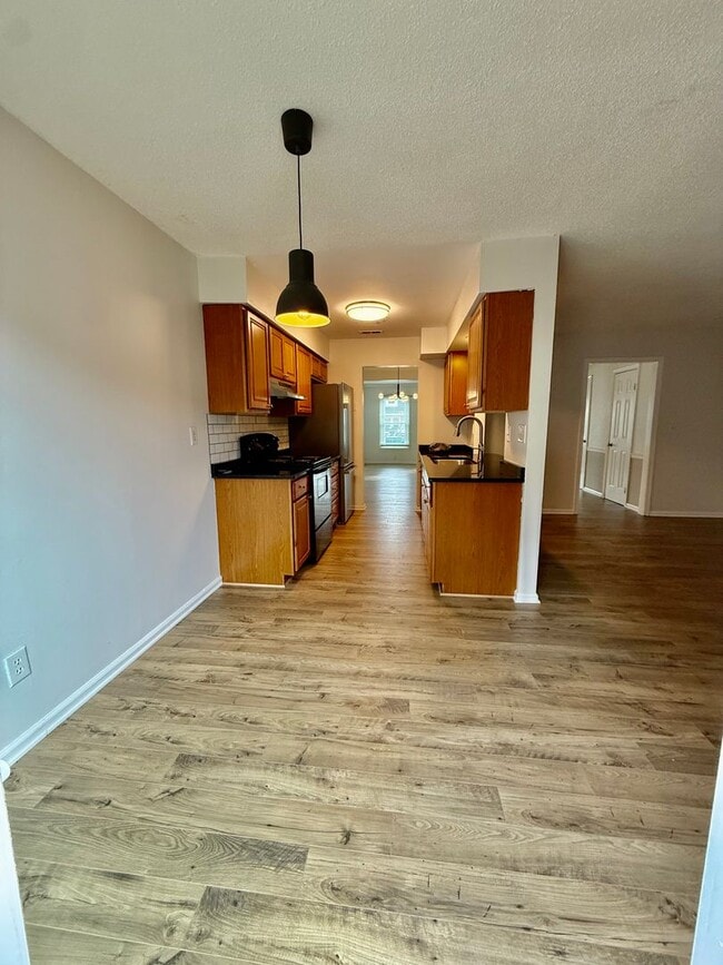 Foto del edificio - 3BD/2.5BA Brick Townhouse in Washington Commons off of Great Neck! Renovated throughout!