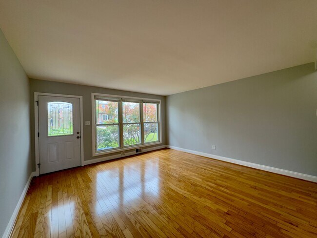 Photo - Charming 3Bed/2Bath Apartment in Violetvil...