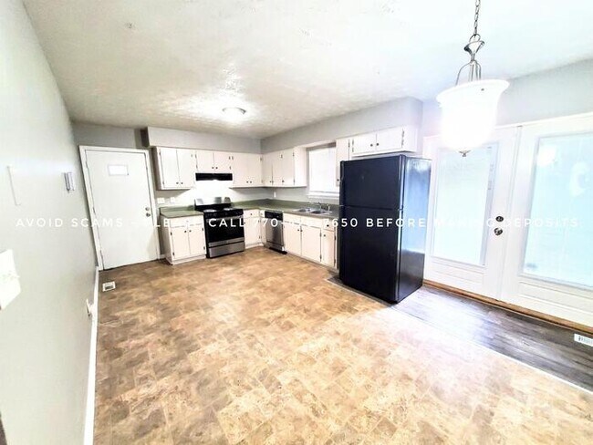 Building Photo - Beautiful 5 br, 3 full Bath home - fenced ...