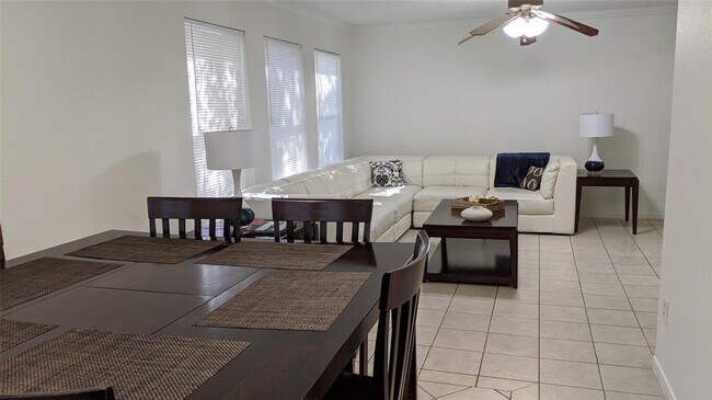 Foto del edificio - 910 Calm Creek Ct