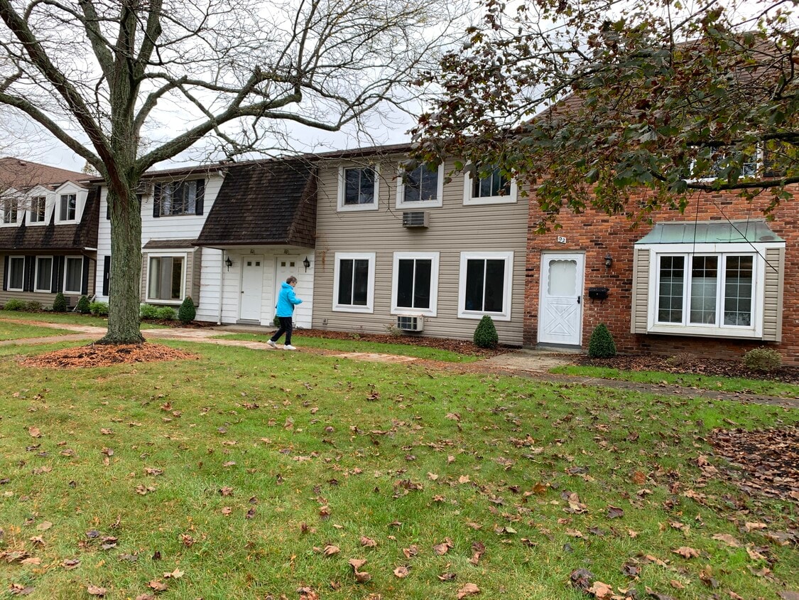 Primary Photo - 88 Wellington Ct