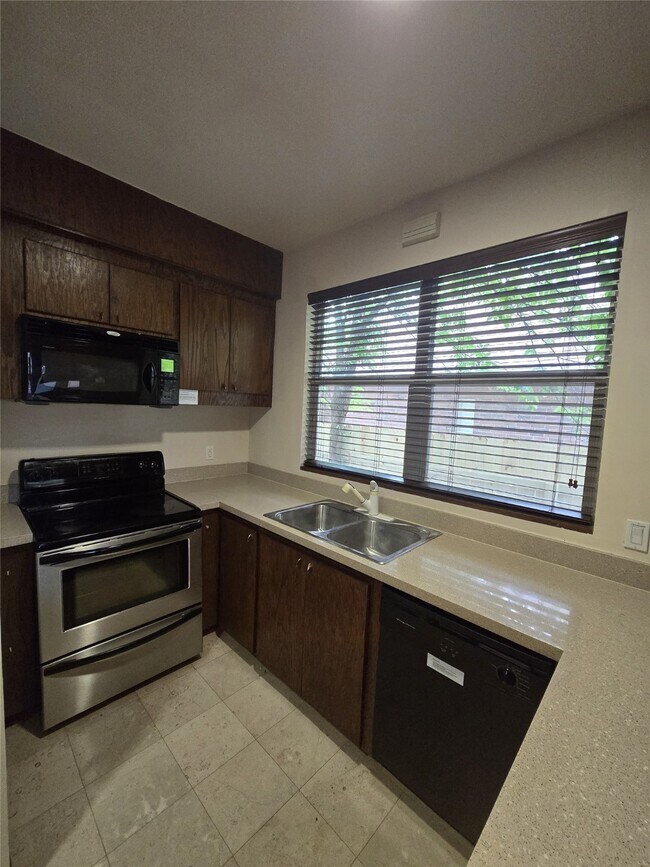 Foto del edificio - 3231 Hemingway Dr