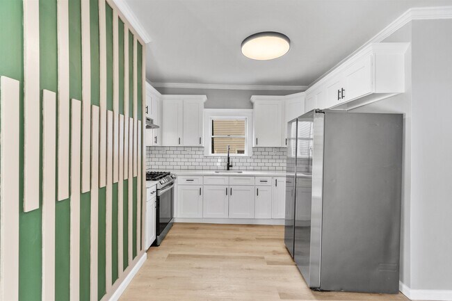 Building Photo - 98 W 32nd St