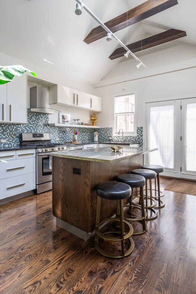 Foto del edificio - 4327 N Western Ave