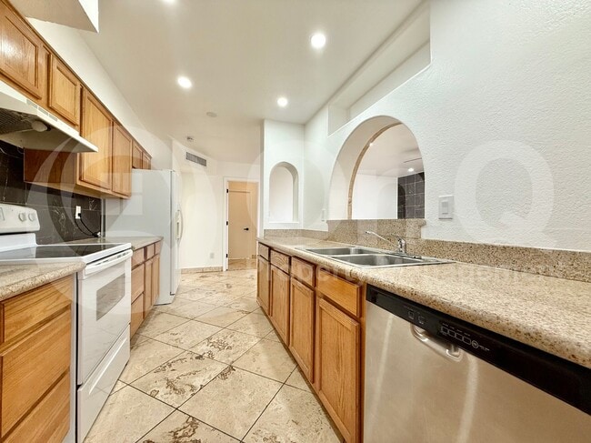Building Photo - 3006 S Dromedary Dr