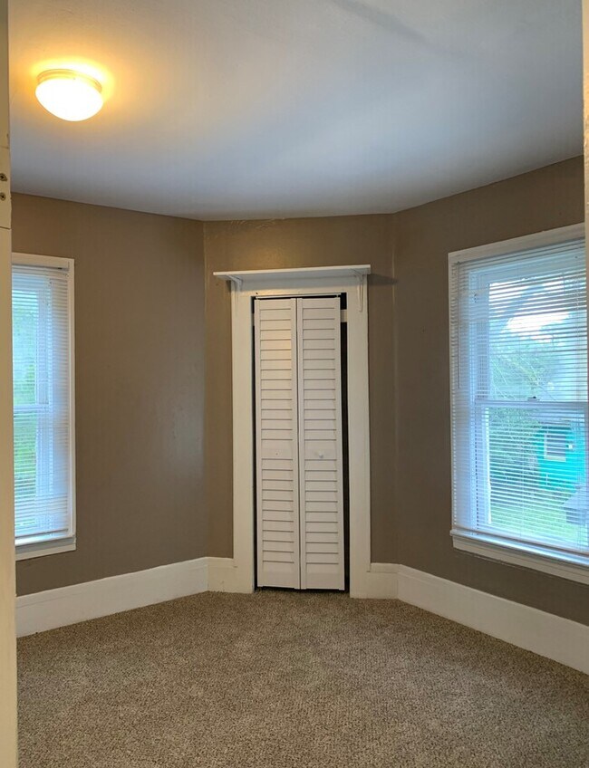 Foto del edificio - Spacious 4 Bedroom, 2 Bath Two-Story Home