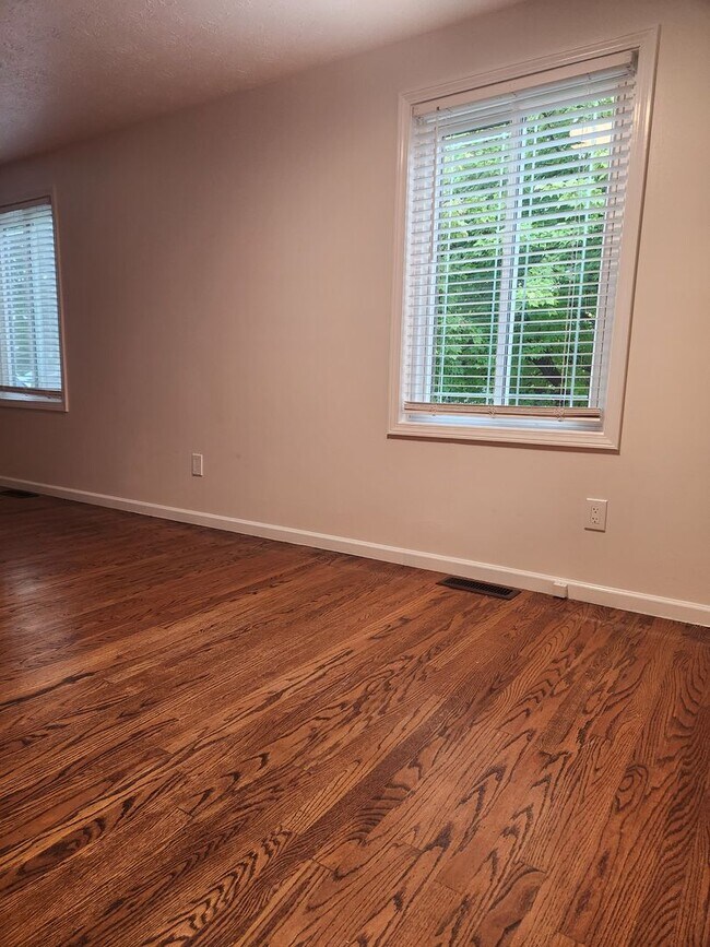 Foto del edificio - For Rent – Beautiful 3-Bedroom Split-Level...