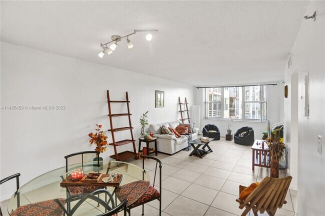 Foto del edificio - 17890 W Dixie Hwy