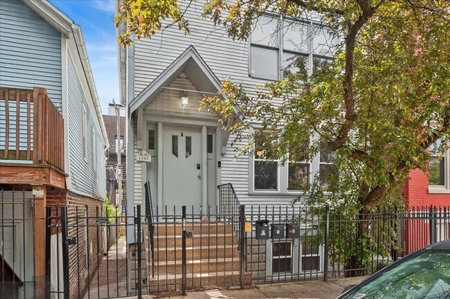 Foto del edificio - 1645 W Beach Ave