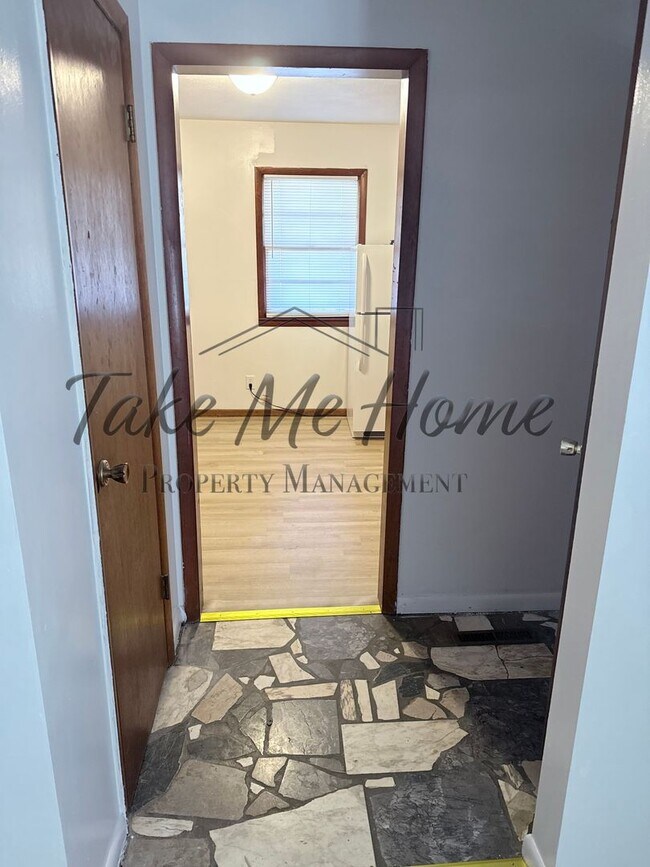 Foto del edificio - Charming 2-Bed, 1-Bath Home for Rent in All-Brick Fourplex