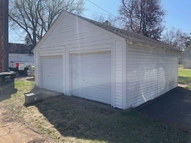 Building Photo - Cozy 2 Bedroom 1 Bath With Detached Double...