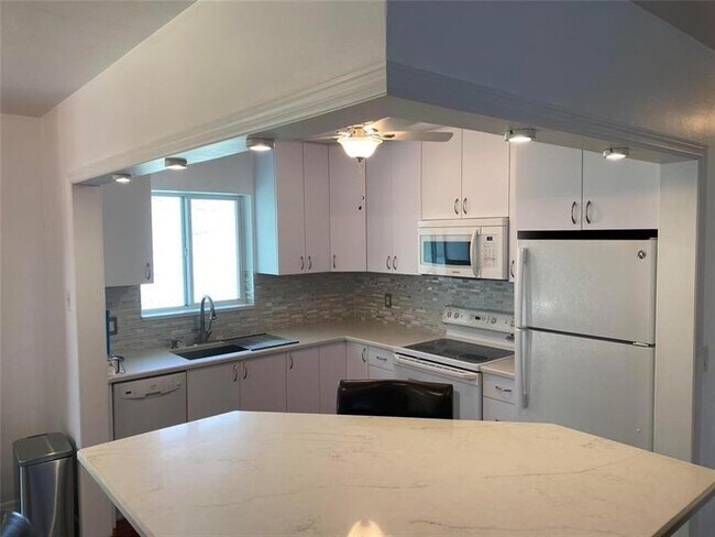 Foto del edificio - 718 NE 5th Ave