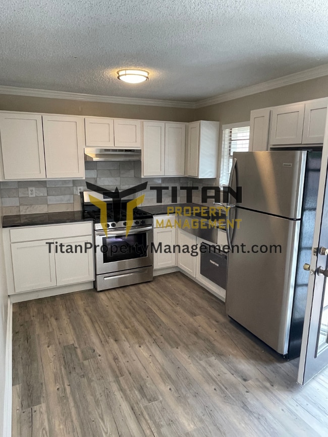 Building Photo - 2B/1B Townhome