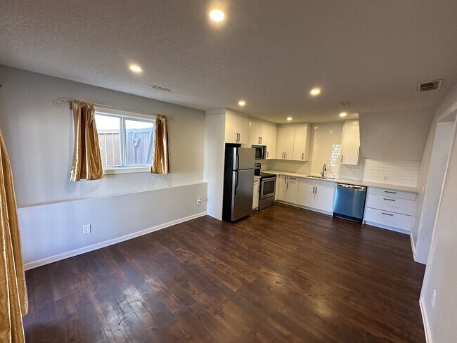 Photo du bâtiment - Cozy 1 Bdrm/1 Bathroom Basement Suite with...
