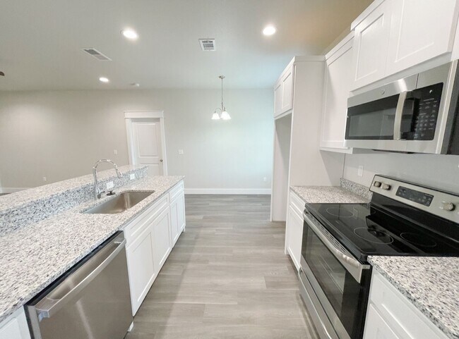Foto del edificio - Quiet neighborhood/Open floor plan/Paved s...