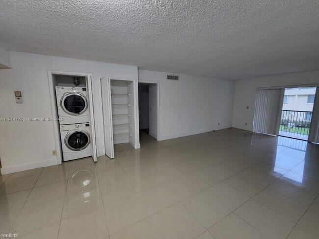 Foto del edificio - 2 br, 2 bath Condo - 16481 Blatt Blvd
