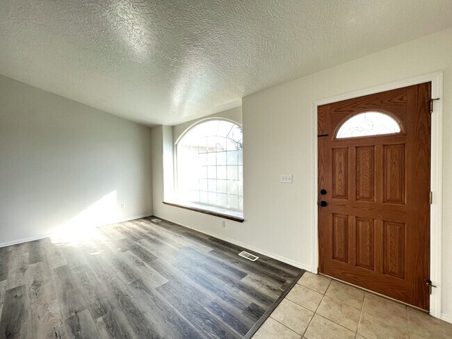 Building Photo - 5735 S Orchid Way