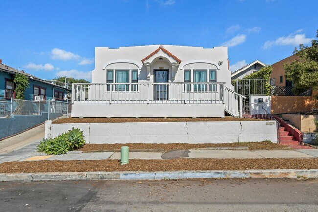 Foto del edificio - Elevated Golden Hill 2BR with Southwesterly Views with A/C & Detached Garage