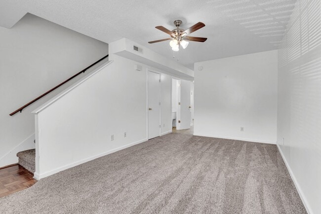 Building Photo - 289 State Line Rd