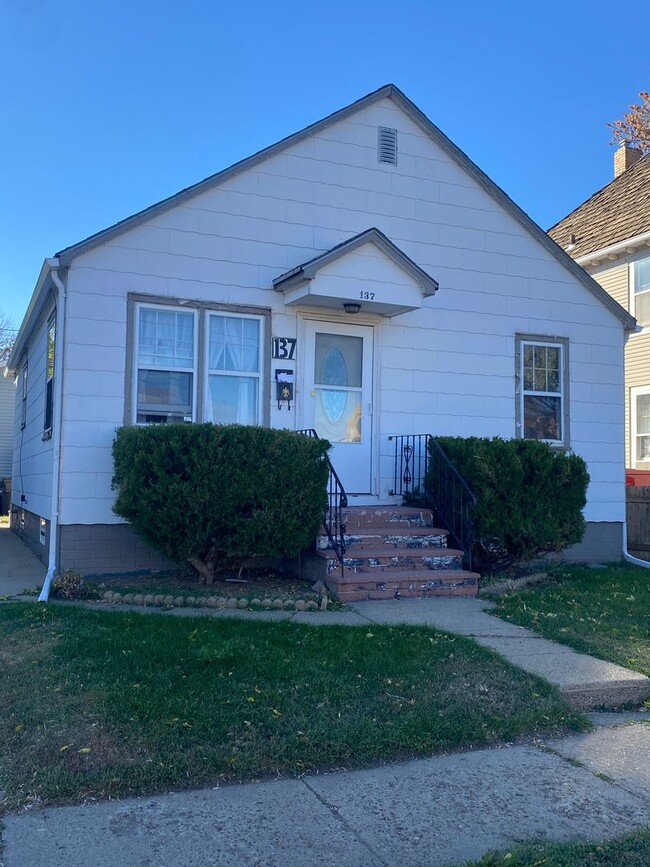 Building Photo - Charming Single Family House