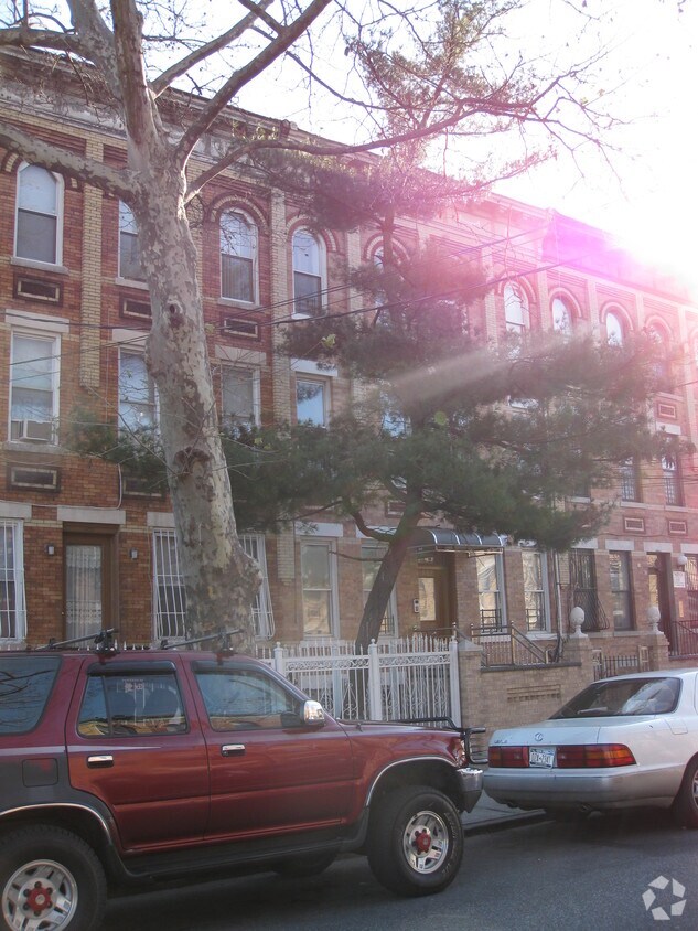Building Photo - 437 Wyona St