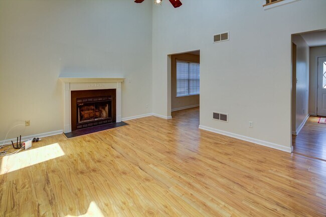 Building Photo - Welcome to your new home at 9 Maria Lane