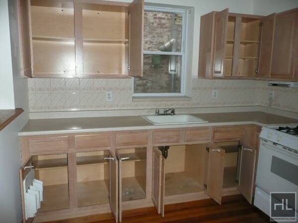 Building Photo - LARGE AND SUNNY 3 BEDROOMS w/ LARGE WINDOW...