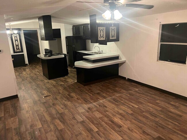 Building Photo - 522 Sands Rd