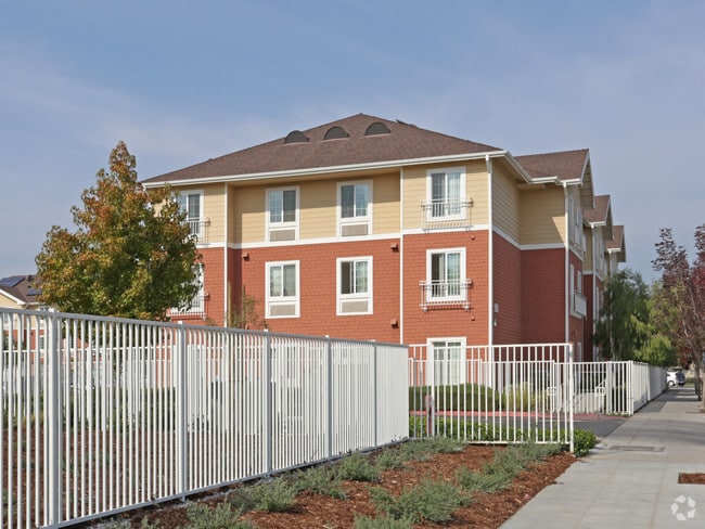 Building Photo - Sierra Gateway II