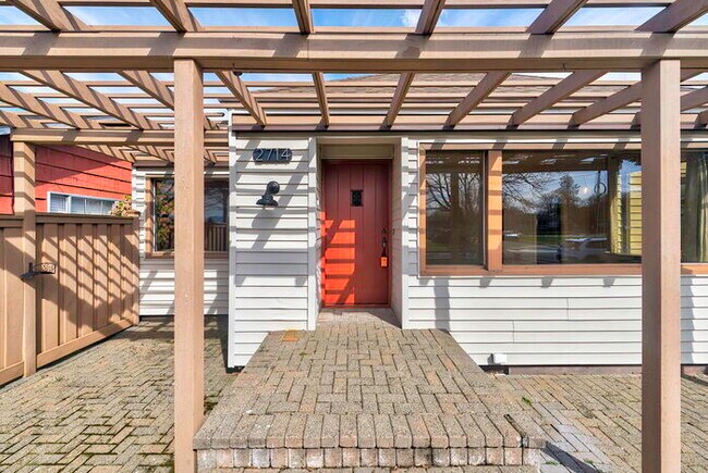 Building Photo - CUTE AND COZY TWO BEDROOM WITH GARAGE