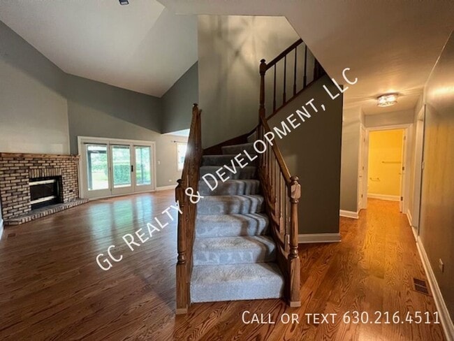 Building Photo - **CYPRESS COURT TOWNHOME - POPLAR CREEK SU...