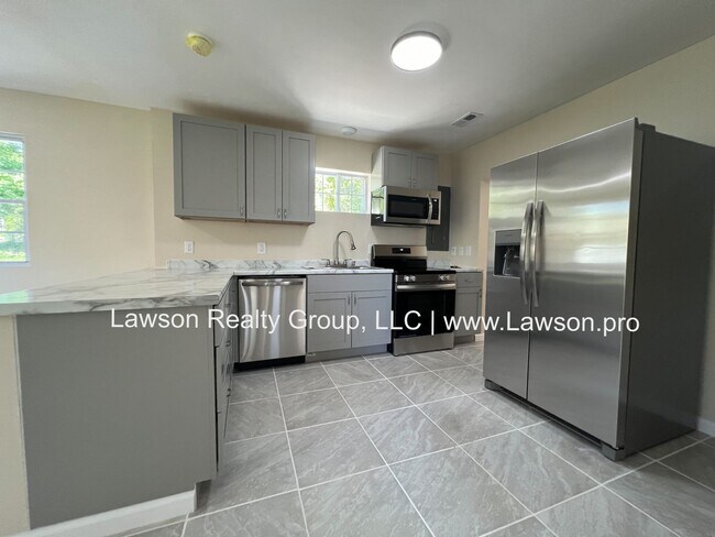 Building Photo - Beautiful, 2 Bedroom, 1 Bath, Completely R...