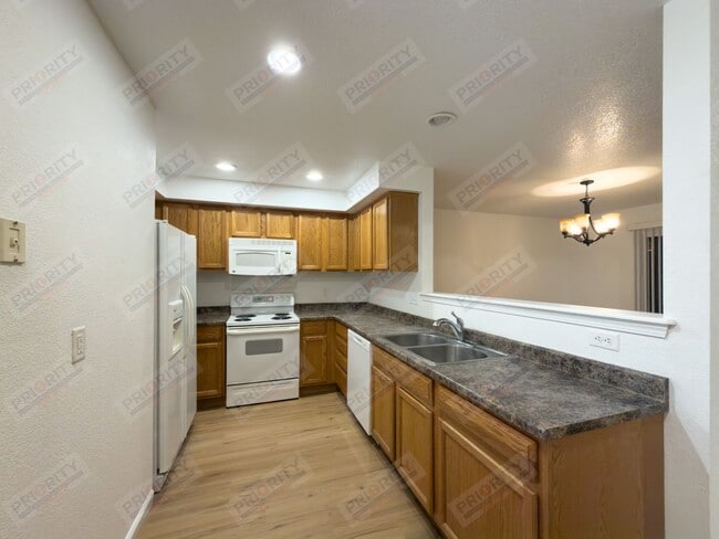 Building Photo - Townhome with a 2 car garage!