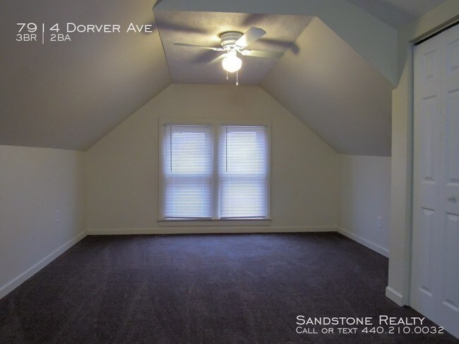 Foto del edificio - 3 Bedroom Colonial with a Fenced-in Back Yard